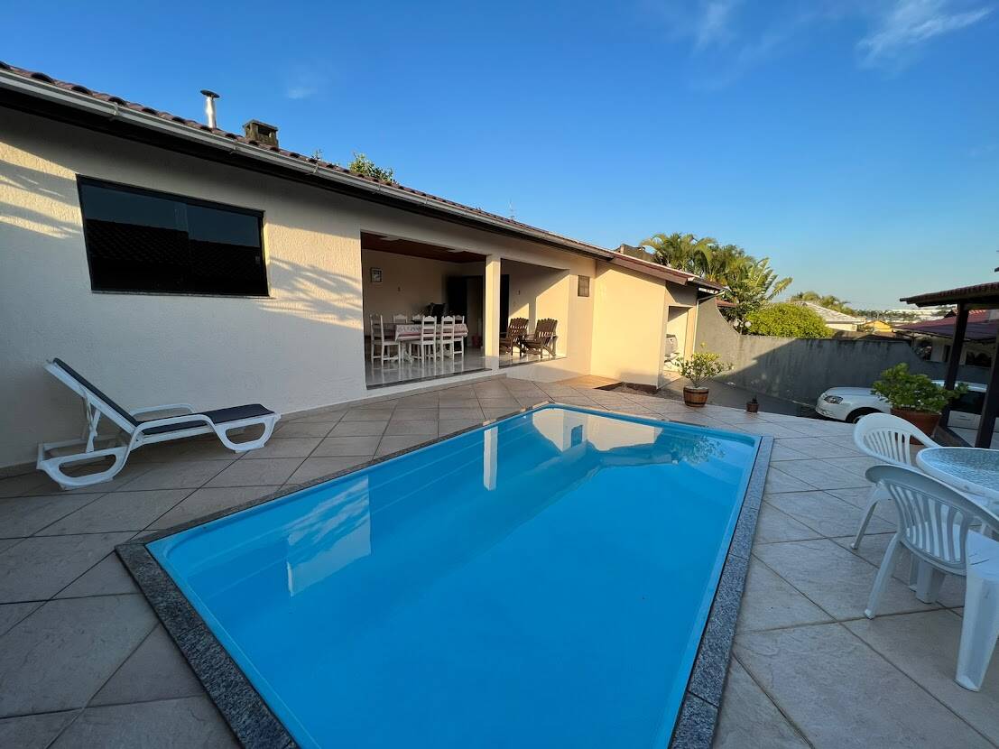 Casa 03 Dormitórios com Edícula e Piscina