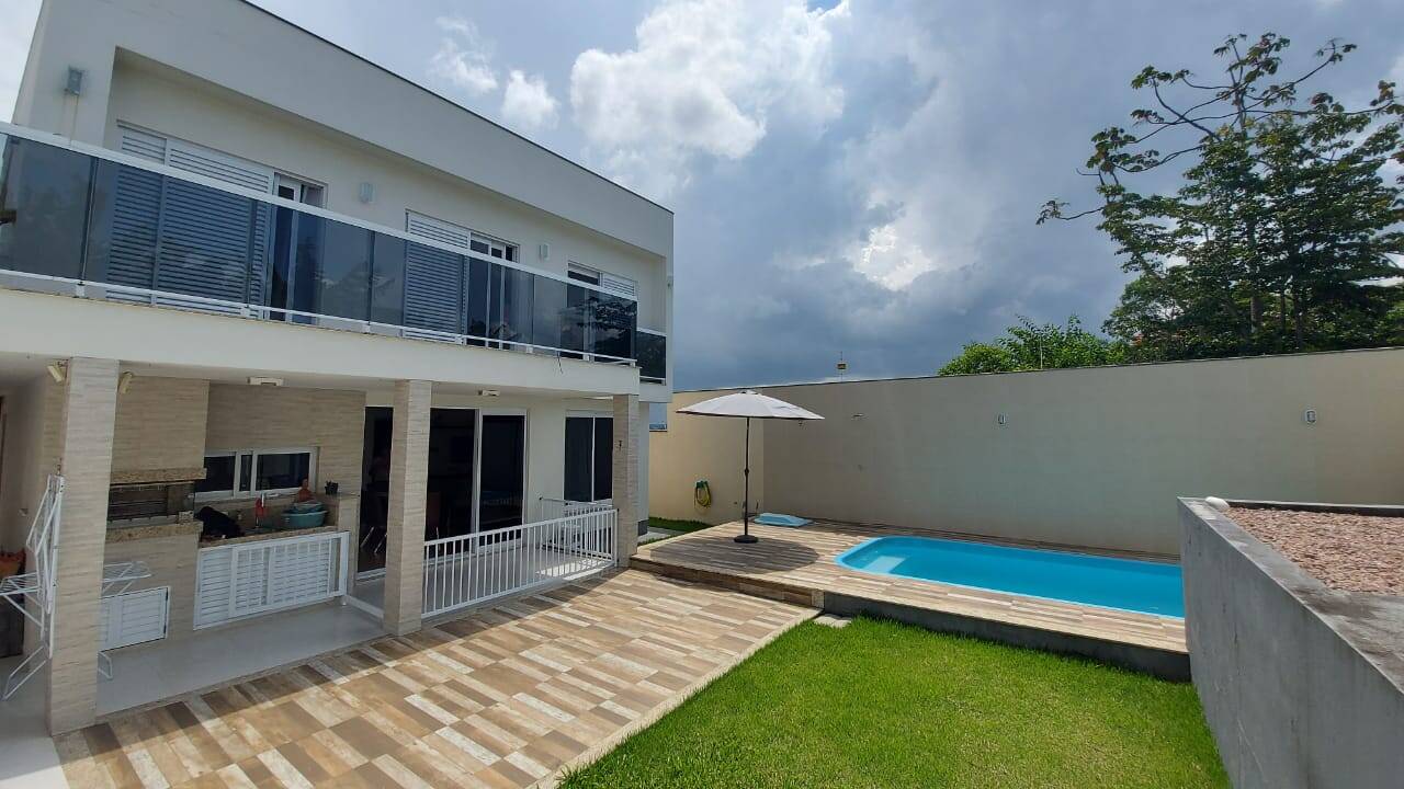 Casa 04 Dormitórios ( 01 Suíte ) - Bairro Jardim Angélica