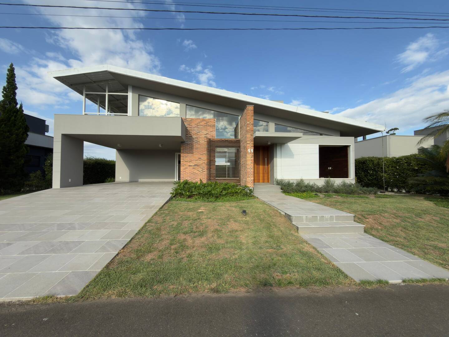 Casa em Condomínio - 03 Dormitórios ( 01 Suíte ) - Bairro Primeira Linha